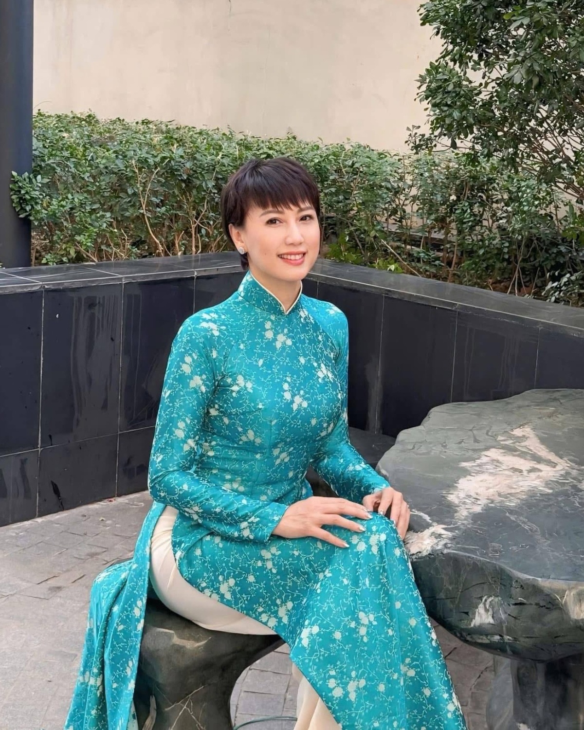 Dịp Tết hàng năm, mẹ vợ Đoàn Văn Hậu thường chưng diện áo dài đi ngắm cảnh, chụp hình cùng gia đình con gái.