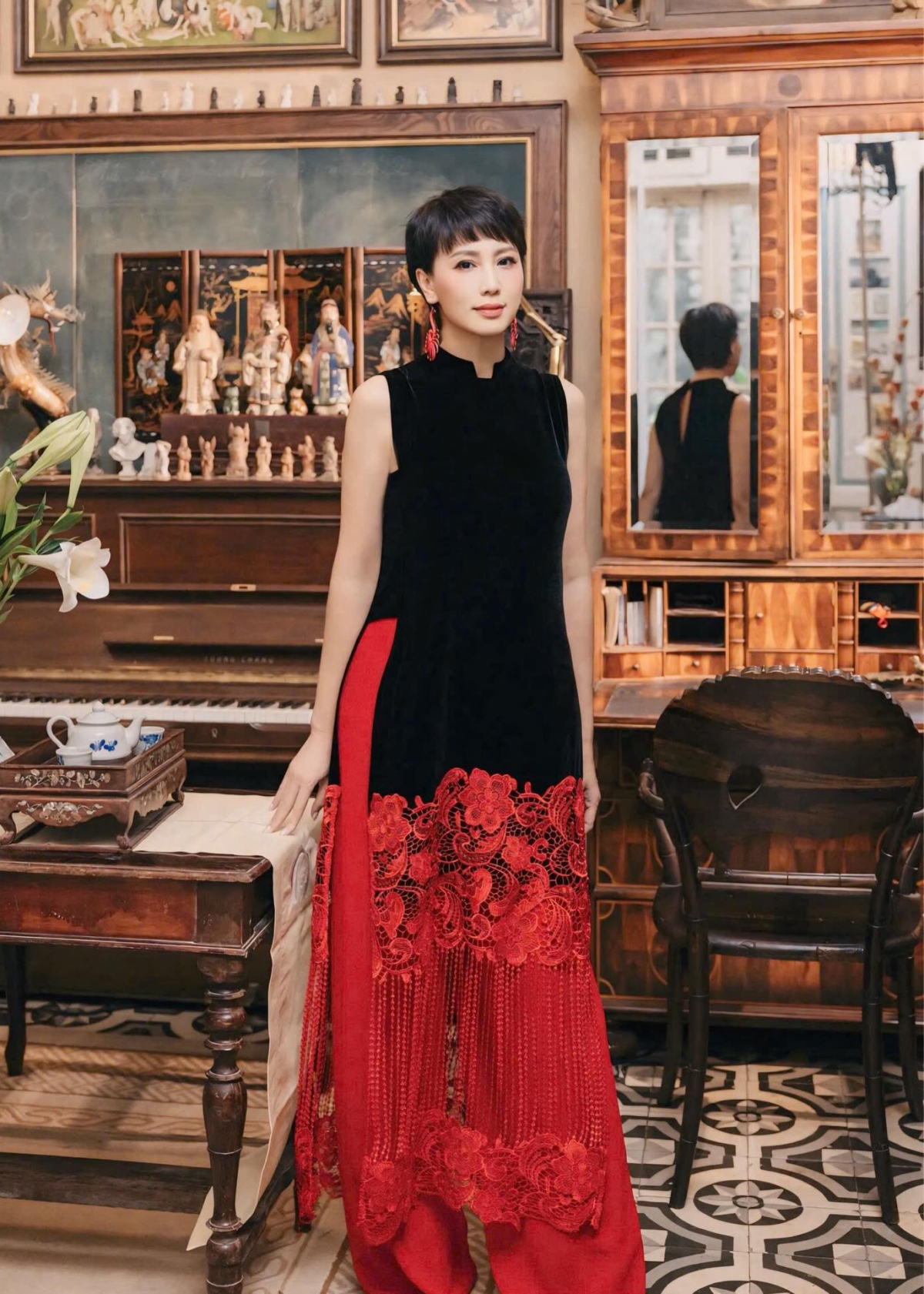 Mai Đoàn được khen đẹp hút mắt khi diện áo dài nhung phối ren. Thỉnh thoảng, cô làm mẫu thời trang cho NTK La Phạm - người bạn thân thiết nhiều năm của cô.