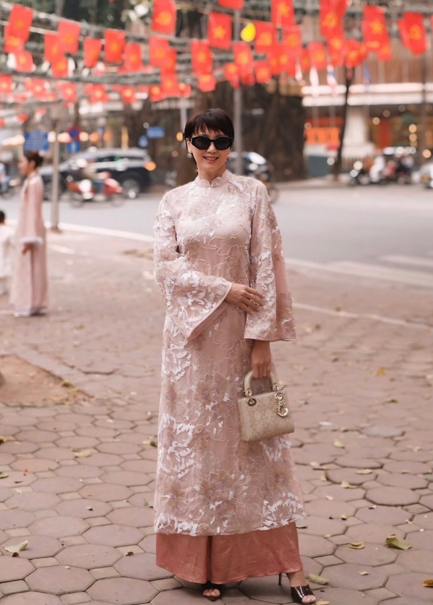 Cũng trong dịp Tết, Mai Đoàn còn bắt trend áo dài ren kim sa dạo phố, phối cùng túi xách Lady Dior.