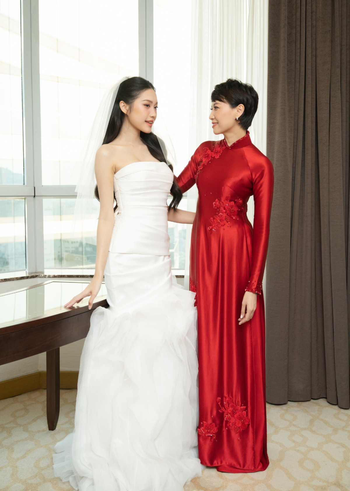 Mỗi khi diện áo dài, mẹ Doãn Hải My gây chú ý vì sắc vóc. Khi top 10 Hoa hậu Việt Nam 2020 kết hôn cùng Đoàn Văn Hậu hồi 2023 , Mai Đoàn ghi điểm với loạt áo dài trong ngày trọng đại của con.