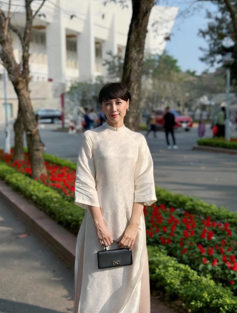 Bà thường chọn những thiết kế có kiểu dáng tối giản, phom dáng gọn gàng, màu sắc tươi sáng để kết hợp cùng túi xách hàng hiệu.