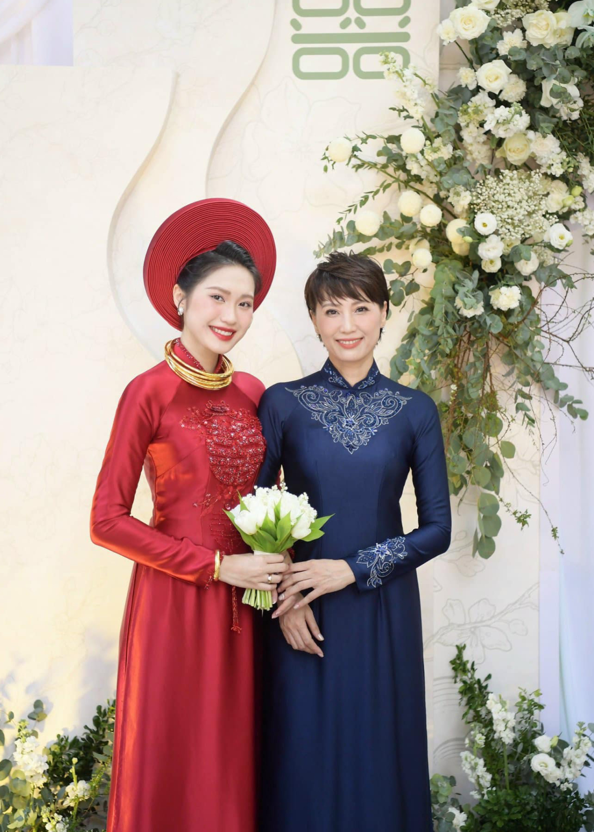 Hình ảnh của bà được chia sẻ trên mạng xã hội với nhiều lời khen. Khán giả nhận xét sắc vóc tuổi U50 của Mai Đoàn trông như chị gái của con.