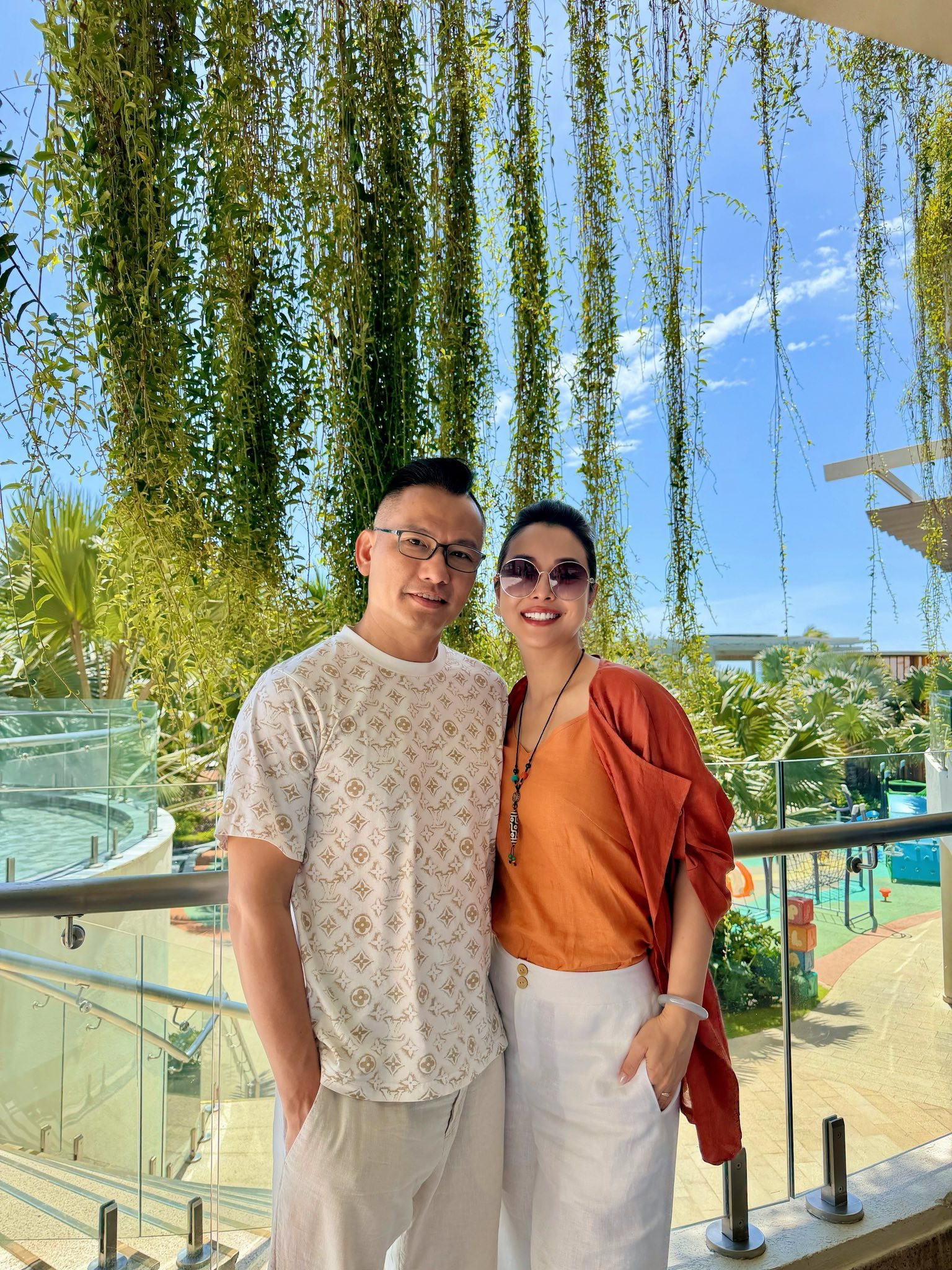 Jennifer Phạm bên chồng. 