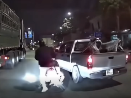 Xác minh ô tô bán tải tạt đầu khiến xe máy chở trẻ nhỏ suýt ngã vào gầm xe tải