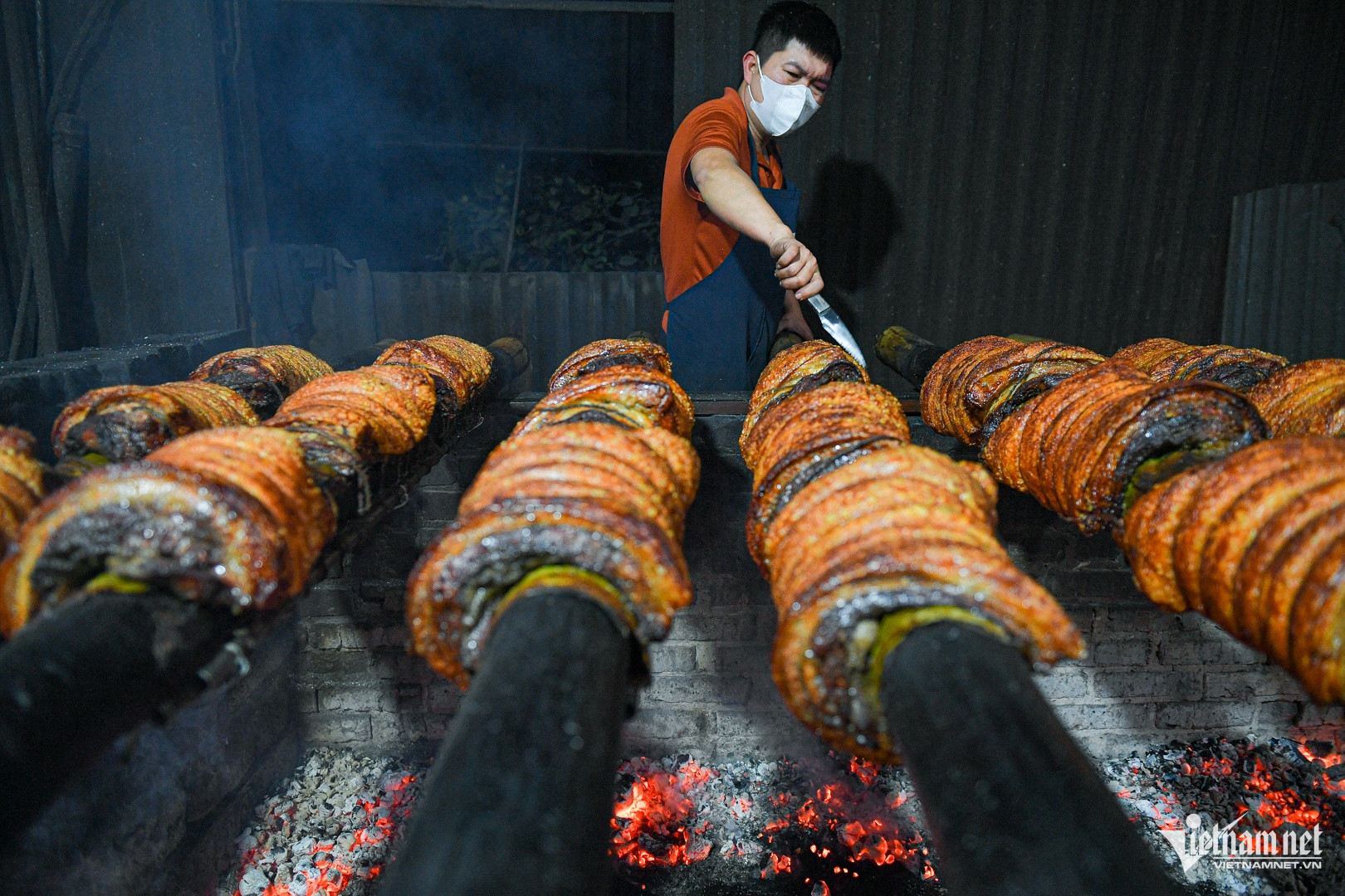 Từng tảng thịt được cuốn chặt trên các đòn tre bằng nẹp inox và sợi dây đay, đặt lên bếp than đỏ lửa dựng bằng gạch, cao khoảng 1m