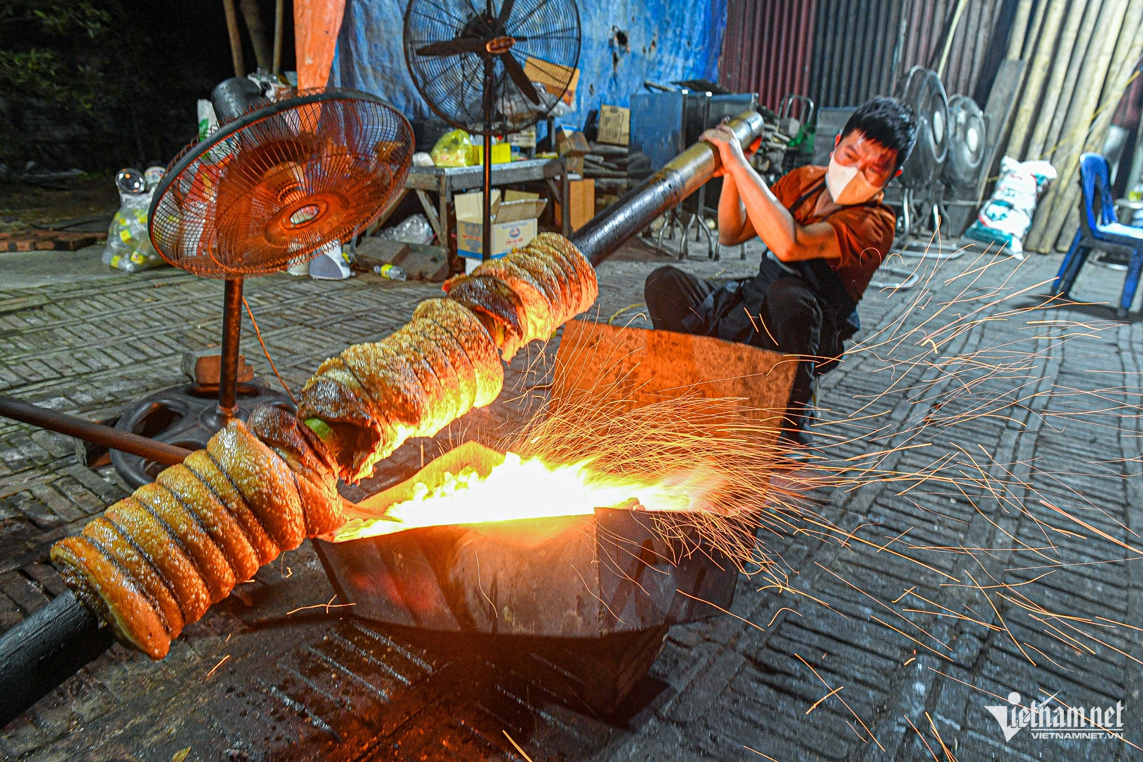 Quay khoảng 3 tiếng, khi thịt đã chín 80%, người thợ lại hạ từng đòn xuống, đưa vào bếp than lửa lớn hơn, kèm quạt thổi mạnh để nổ bì