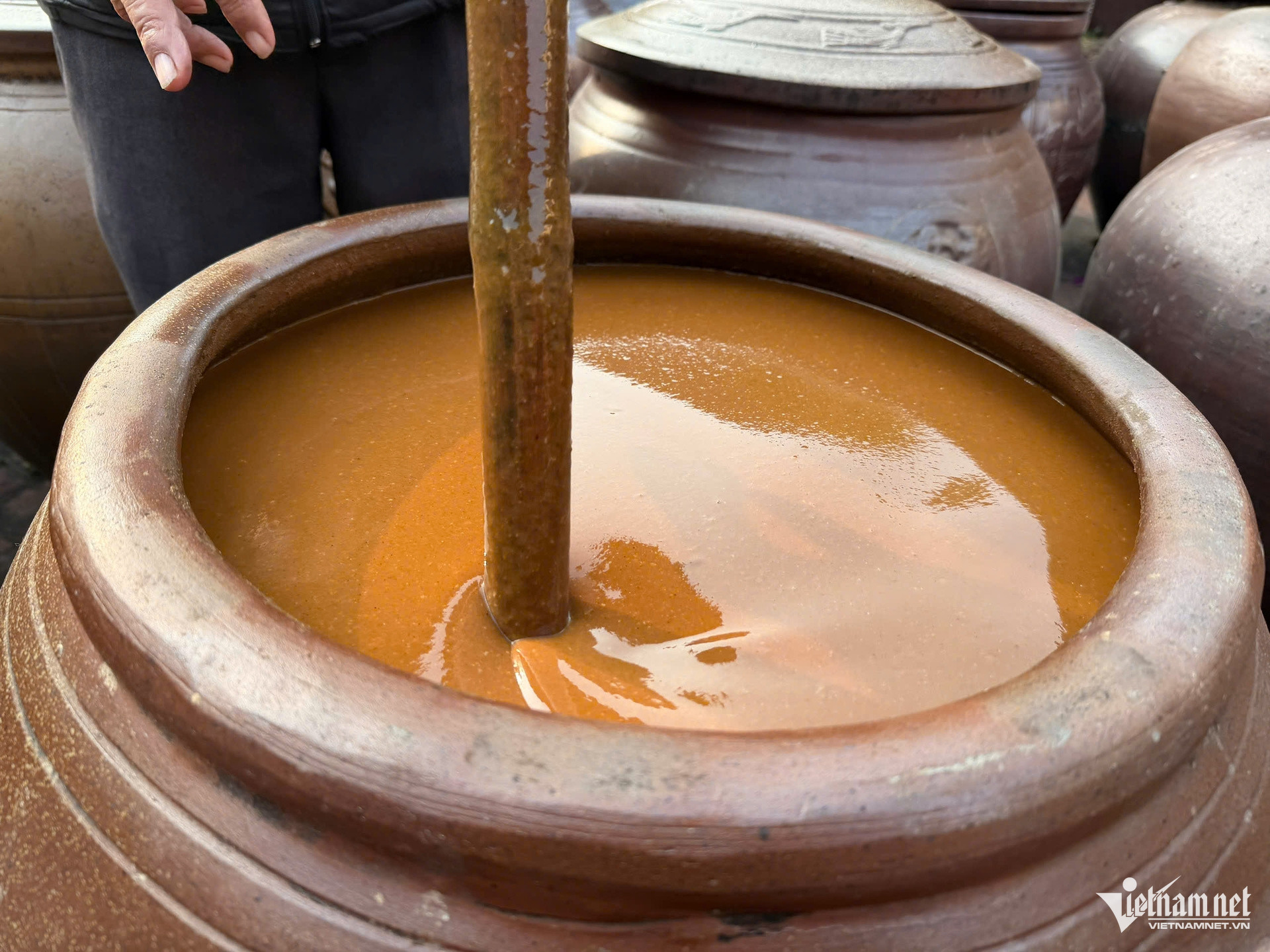 Tương nếp Đường Lâm có thể để hàng năm trong chum nếu đậy kín, phơi nắng đều. Tương để càng lâu thì càng sánh và đậm vị