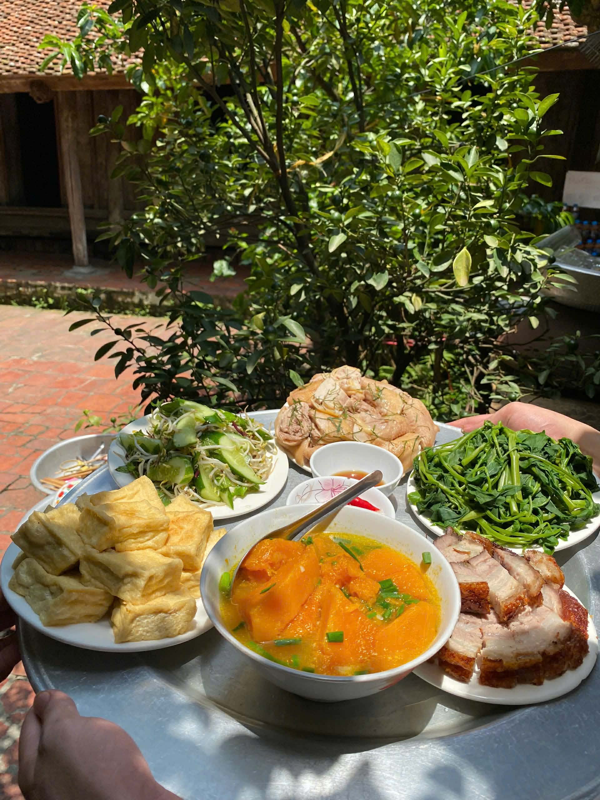 Gà mía là món ngon trong mâm cỗ ở Đường Lâm. Ảnh: Ngọc Ánh