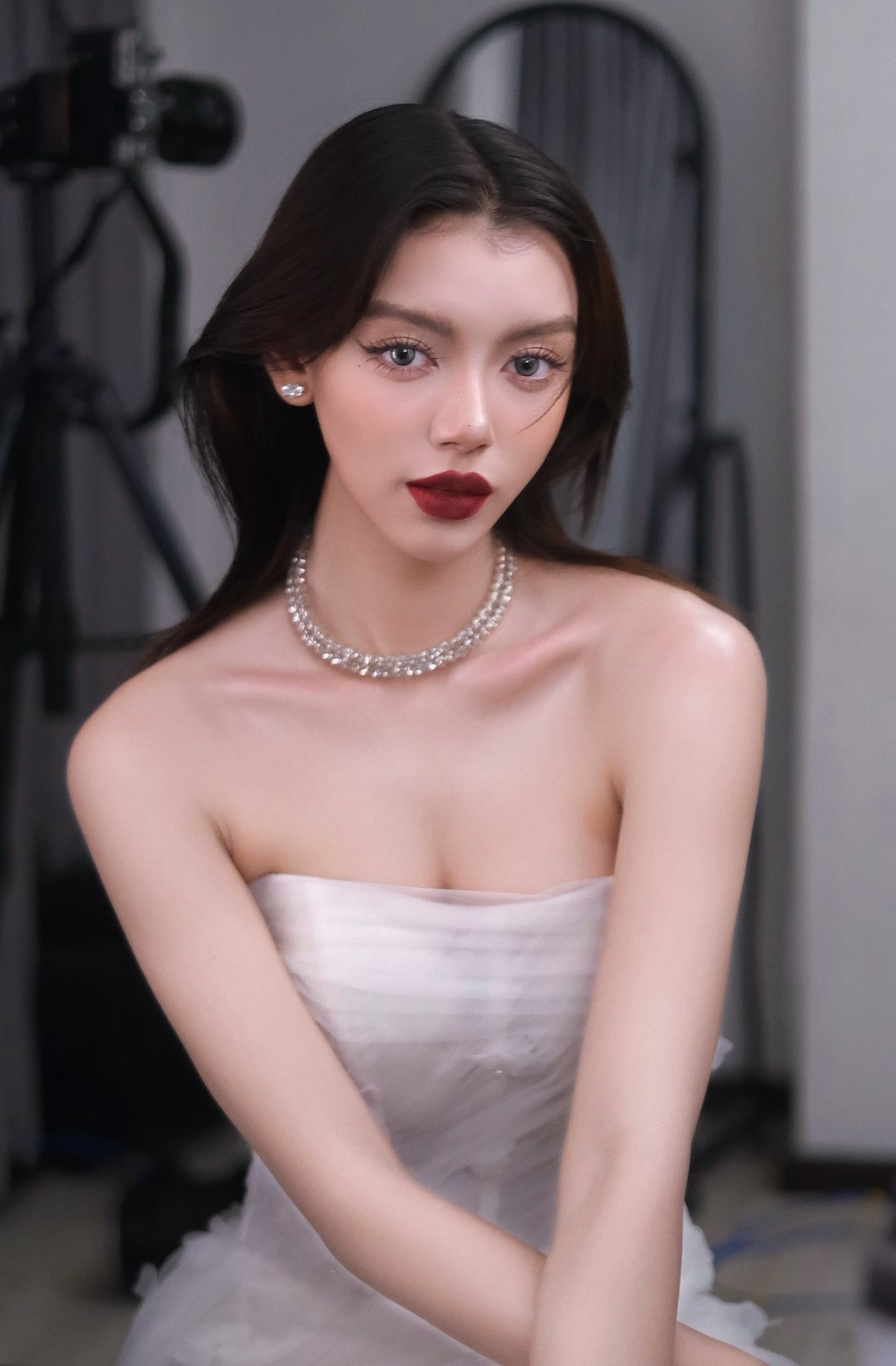 Thae Su Nyein gây tranh cãi khi thi Miss Cosmo 2026.