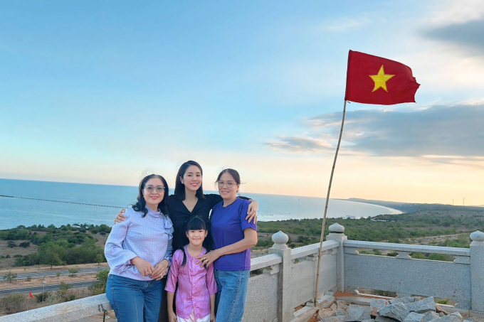 Lê Phương cho biết dịp này, vợ chồng cô đưa con về Bình Thuận cũ (nay là Lâm Đồng) để dự đám giỗ ông nội và mời cả mẹ đẻ của cô đi cùng. Mẹ của Lê Phương là giáo viên về hưu ở Trà Vinh cũ (nay là Vĩnh Long).