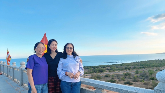 Lê Phương bên mẹ chồng (trái) và mẹ đẻ khi thăm một ngôi chùa ở gần nhà. Đây là địa điểm gia đình cô thường xuyên lui tới mỗi khi về quê.