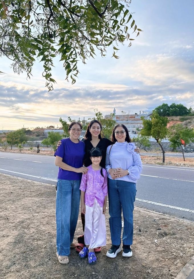 Bé Bông, con gái của Lê Phương và Trung Kiên, trong vòng tay mẹ cùng bà nội, bà ngoại. Từ khi chào đời, bé là trung tâm của gia đình, được cả nhà nhận xét là cô bé thông minh, lém lỉnh và dễ thương.
