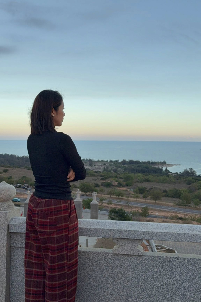 Lê Phương nhìn ngắm biển quê chồng. Từ ngày kết hôn với Trung Kiên, cô thường xuyên về đây vào các dịp lễ tết, giỗ chạp quan trọng của gia đình.