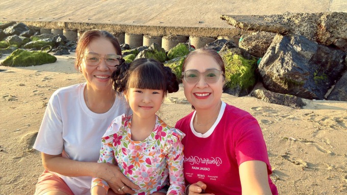 Lê Phương từng cho biết cô luôn cảm thấy may mắn khi gia đình hai bên yêu thương, ủng hộ vợ chồng cô trong mọi chuyện.