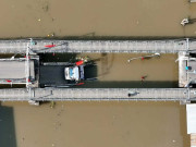 Clip Eva - Hiện trường sập cầu, xe tải chở gạo rơi xuống sông ở Cần Thơ