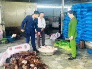 Clip Eva - Thu giữ gần 6 tấn thực phẩm bốc mùi, chuẩn bị đưa vào các nhà hàng tiêu thụ