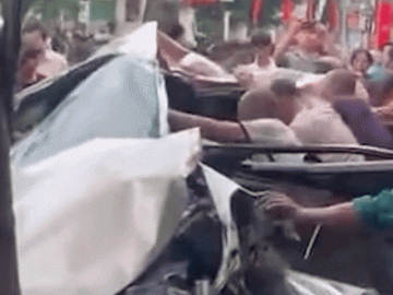 Hàng chục người nạy cửa ôtô bẹp dúm, cứu hai phụ nữ mắc kẹt