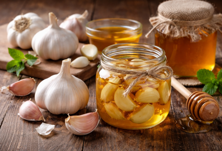 Tỏi v&agrave; mật ong l&agrave; hai thực phẩm tự nhi&ecirc;n được sử dụng phổ biến trong d&acirc;n gian v&agrave; đ&atilde; được nghi&ecirc;n cứu trong y học hiện đại về một số t&aacute;c dụng sinh học đối với sức khỏe.