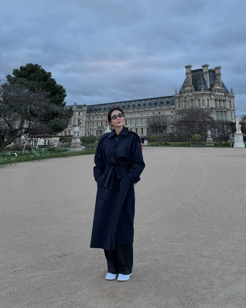 Tăng Thanh Hà khoe ảnh trong chuyến du lịch châu Âu đầu năm mới cùng ông xã. Người đẹp giữ ấm bằng áo trench coat dáng dài tông đen, tạo điểm nhấn trên set đồ bằng sneakers trắng.