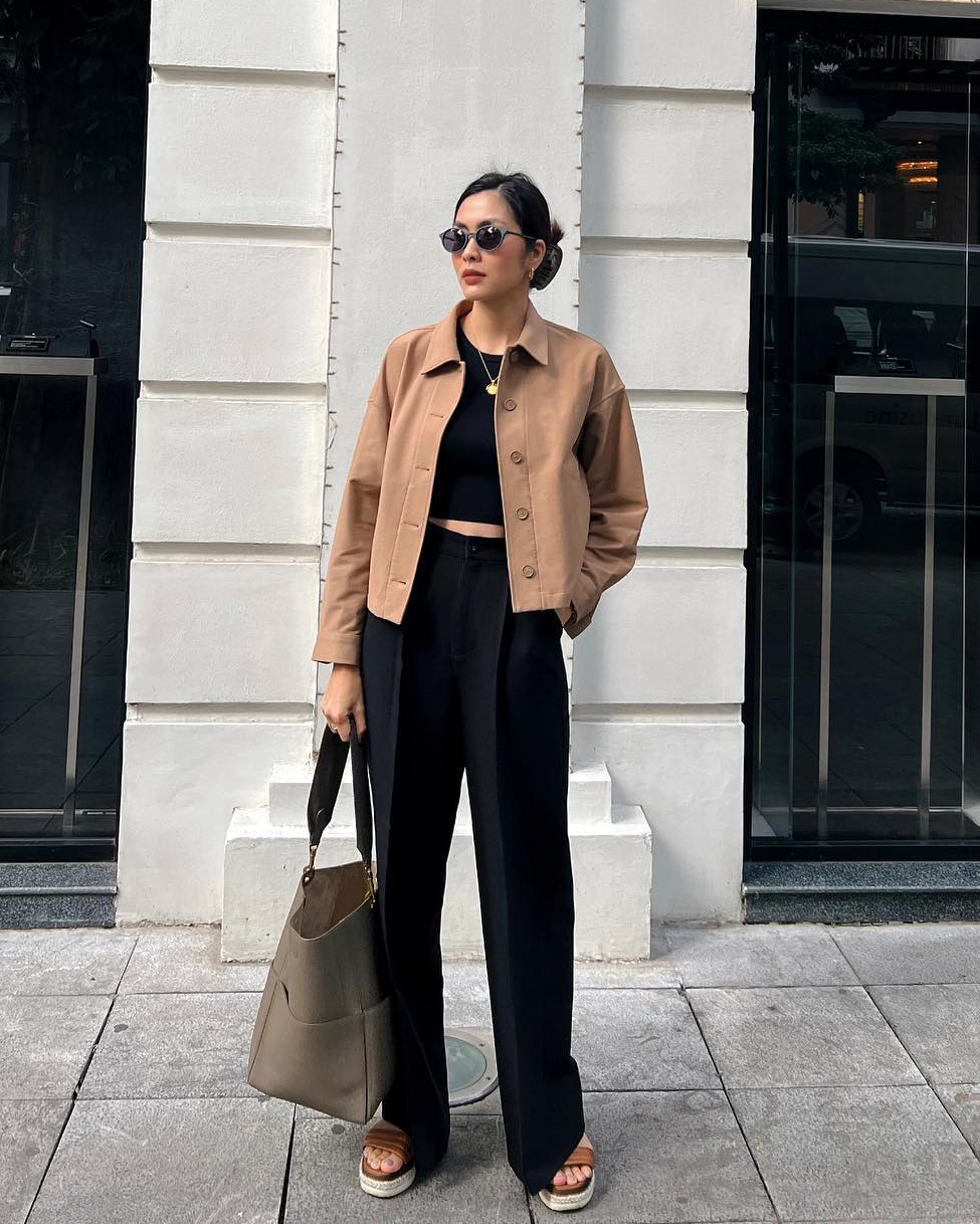 Diện trang phục chỉ có hai tông màu là thói quen của Tăng Thanh Hà nhiều năm nay. Phong cách tối giản này được cô duy trì cả trong những chuyến du lịch.