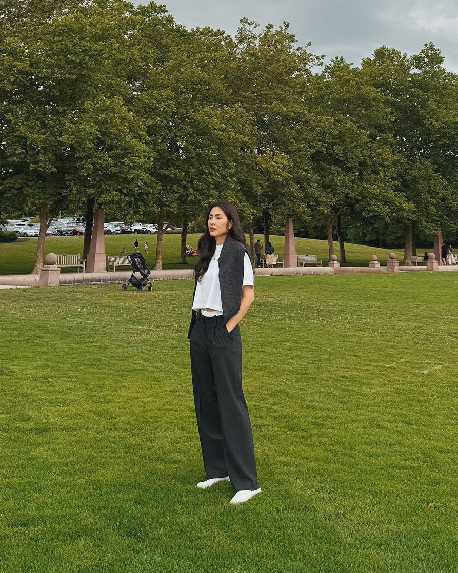 Trang phục mix hai màu xám - trắng giúp Tăng Thanh Hà được khen đơn giản mà sang khi đi Mỹ mùa hè năm ngoái.