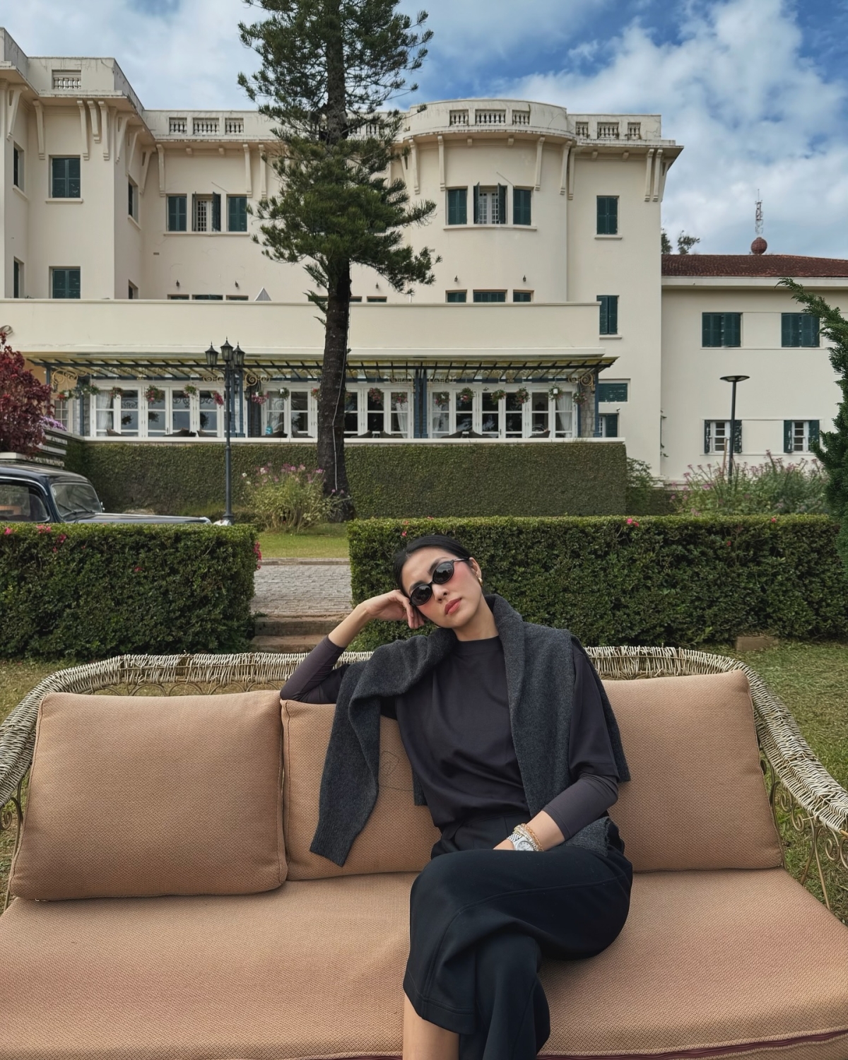 Trên nền bộ trang phục đen đơn sắc, chiếc áo khoác tông xám tro trở thành chi tiết giúp bộ cánh của Tăng Thanh Hà thú vị hơn mà không cần phối cầu kỳ.