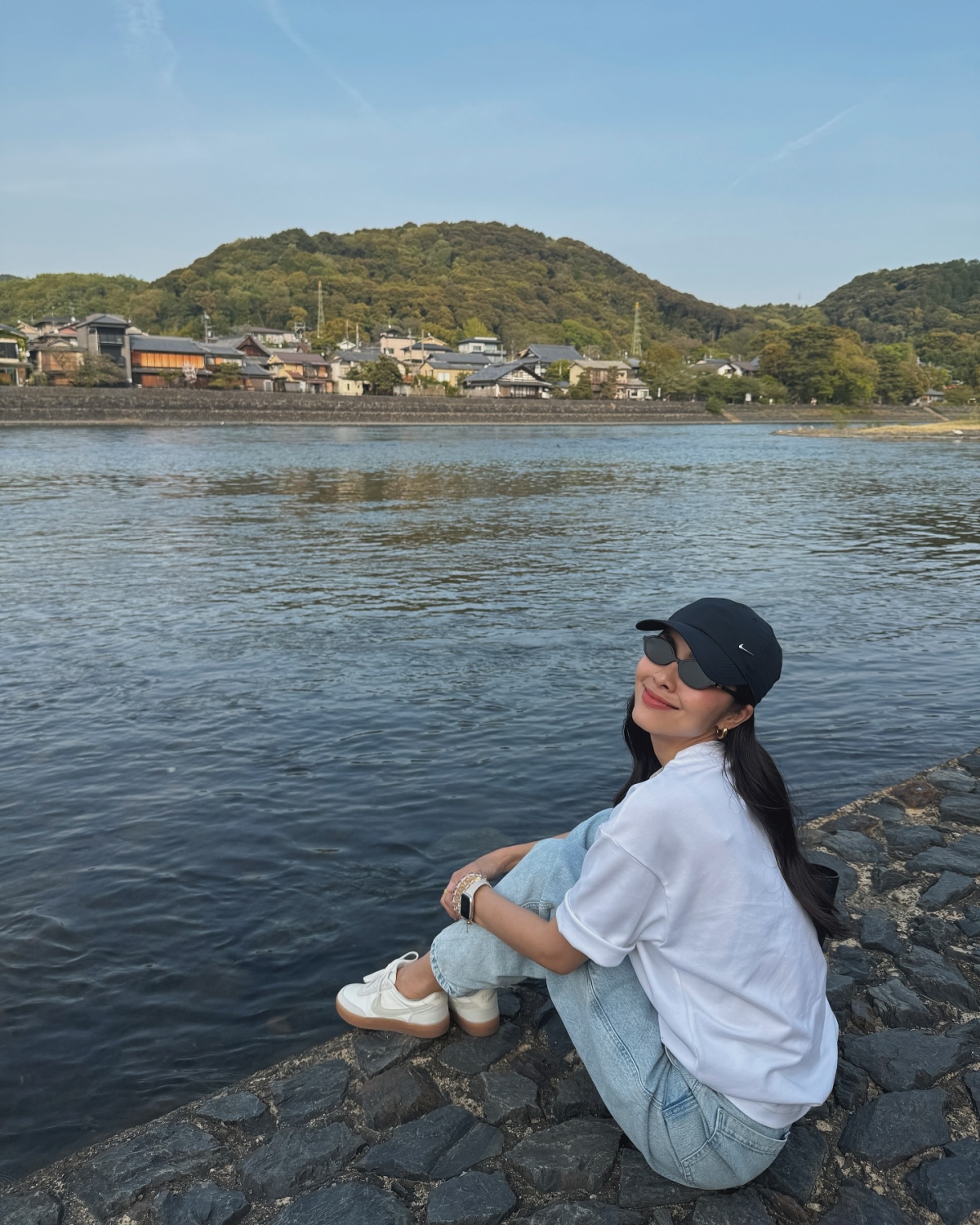 Ngọc nữ màn ảnh thích diện áo thun, quần jeans năng động trong những chuyến du lịch.