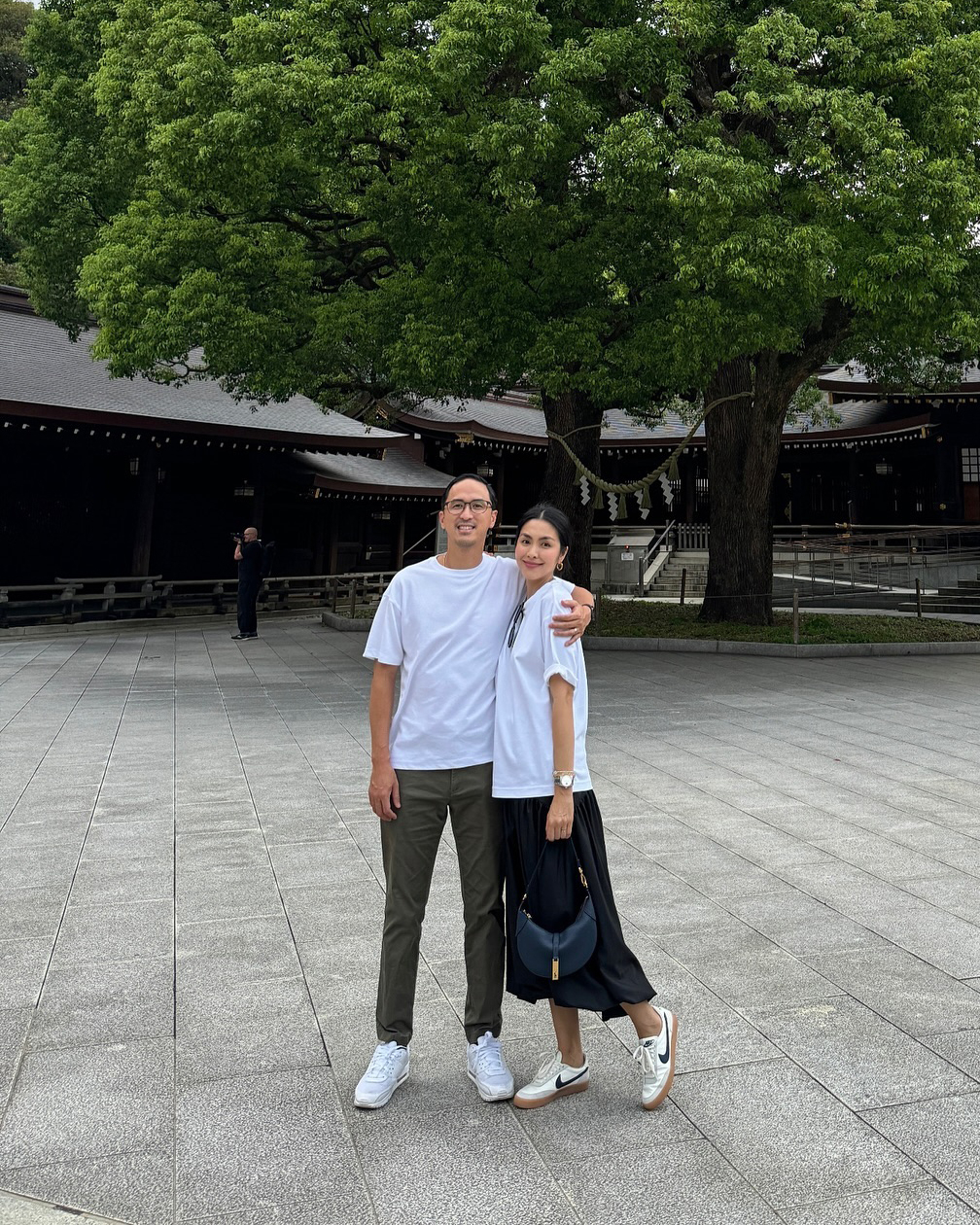 Cô diện áo thun trắng cùng chân váy đen khi Nhật Bản cùng ông xã hồi năm ngoái.