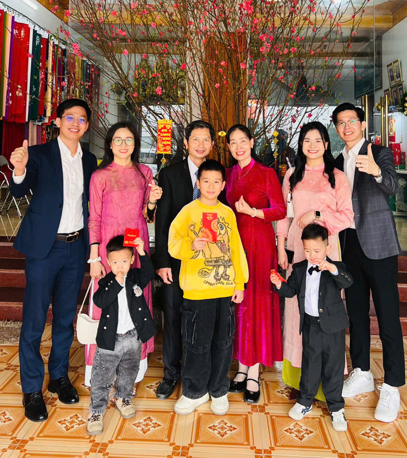 Khoảnh khắc hai cặp đôi sum họp bên gia đình 