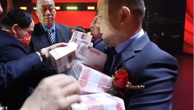 Clip: Sếp rải tiền thưởng kín bàn, nhân viên thích lấy bao nhiêu thì lấy - 2