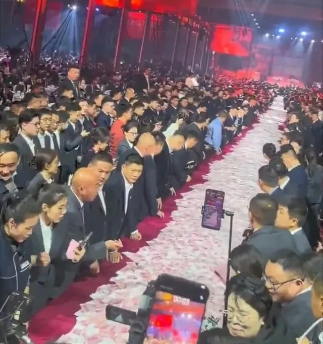 Clip: Sếp rải tiền thưởng kín bàn, nhân viên thích lấy bao nhiêu thì lấy - 1