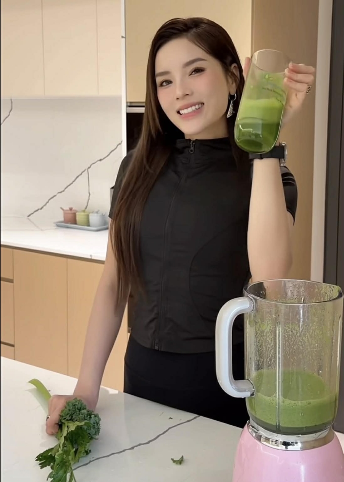 Kỳ Duyên cho biết hai món sinh tố trên có chung đặc điểm giúp no lâu, bổ sung các loại vitamin tốt cho sức khỏe đồng thời hỗ trợ giảm cân hiệu quả.