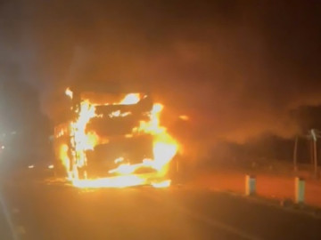 Tin tức - CLIP: Xe khách giường nằm chở 46 người nổ lốp, cháy ngùn ngụt trong đêm