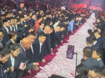 Clip: Sếp rải tiền thưởng kín bàn, nhân viên thích lấy bao nhiêu thì lấy