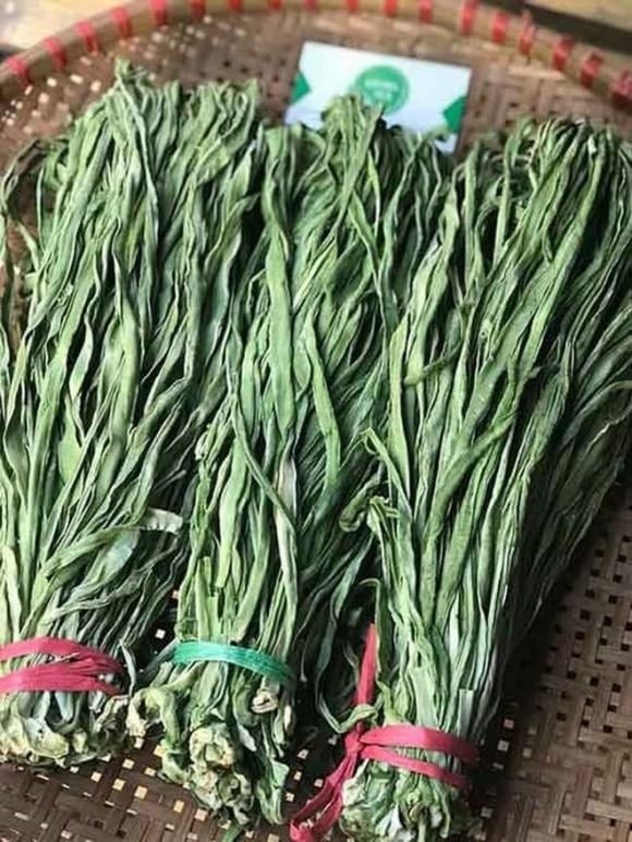 Rau tiến vua còn được gọi là cần biển, cần khô hay công sôi.