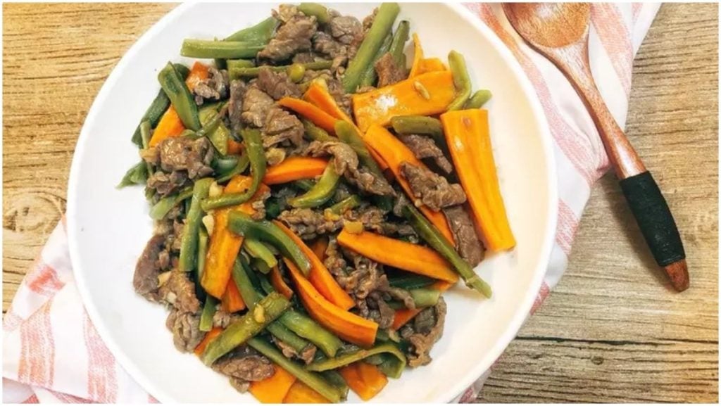 Món rau tiến vua xào thịt bò có màu sắc bắt mắt, thịt bò mềm, thấm đều gia vị, kết hợp với rau củ giòn ngọt tự nhiên, tạo nên hương vị hấp dẫn.