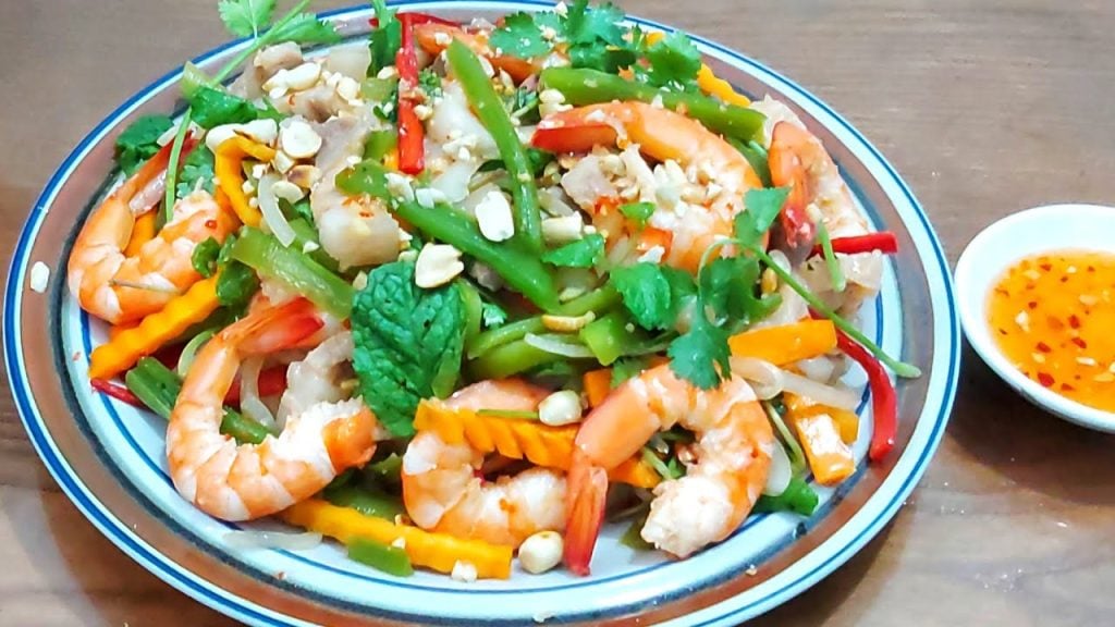 Gỏi rau tiến vua tôm thịt.