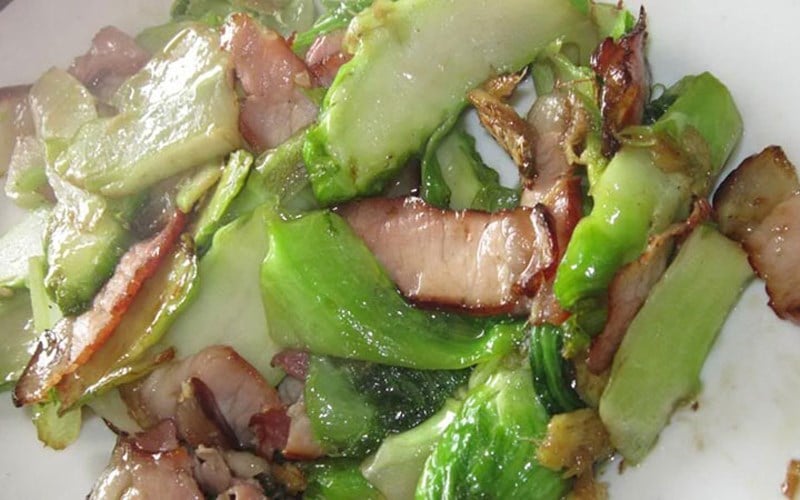 Một cách thưởng thức rau mầm đá ngon là xào cùng với các loại thịt như thịt heo, thịt bò hoặc thịt trâu. Vị ngọt của rau sẽ thấm vào từng miếng thịt, tạo ra một món ăn ngon mà không cần sử dụng quá nhiều gia vị. Để chuẩn bị món ăn này, bạn cần cắt rau mầm đá thành miếng mỏng. Sau khi thịt được xào chín, bạn cho rau vào và đảo đều trong khoảng 1 phút. Khi đó, món ăn đã sẵn sàng để thưởng thức. Rau mầm đá sẽ giòn, tươi xanh và có vị ngọt dễ ăn mà không gây ngán.