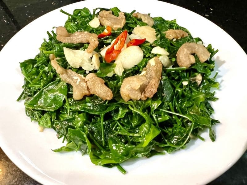 Rau sắng xào thịt bò.