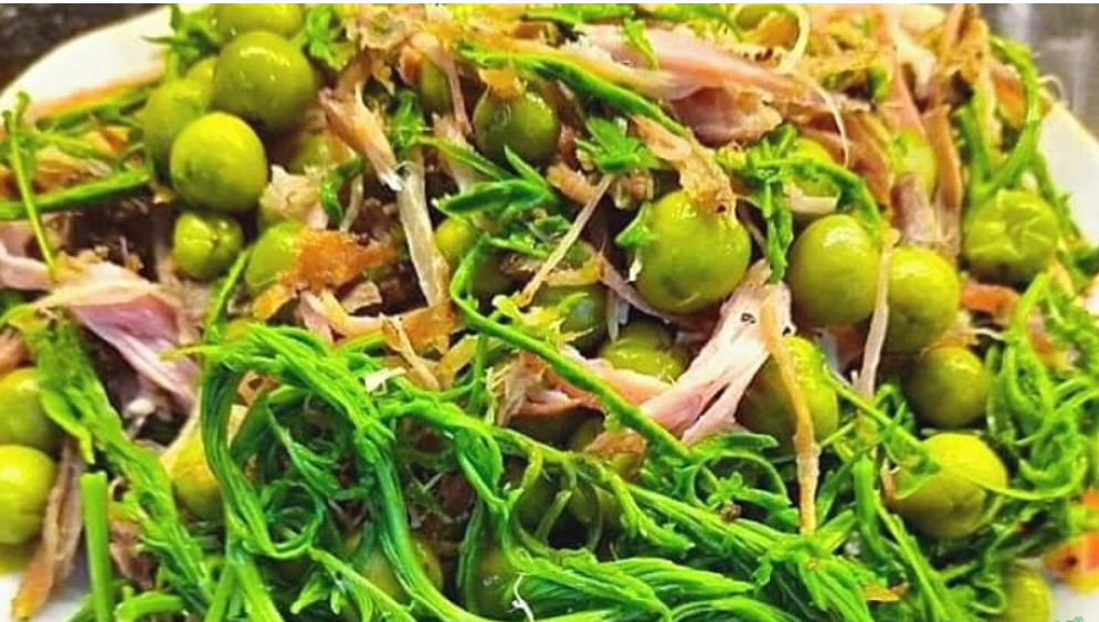 Rau thối nộm cà gai thịt lợn sấy. Món nộm rau thối với cà gai và thịt lợn sấy siêu độc đáo, đây là xem là món ăn đặc trưng cho nền văn hóa ẩm thực Tây Bắc. Với hương vị thơm ngon, ngọt đậm đà của thịt lợn, vị giòn hăng hắc của cà gai và kết hợp cùng sự dài giòn, ngon ngọt của rau, vị giác của bạn sẽ được thức tỉnh ngay từ những miếng ăn đầu tiên.