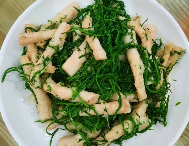 Rau thối xào măng. Loại rau này kết hợp với măng lại cho ra một món ăn siêu ngon và thanh đạm nhé. Món ăn này quá quen thuộc trong mâm cơm của người dân Tây Bắc.