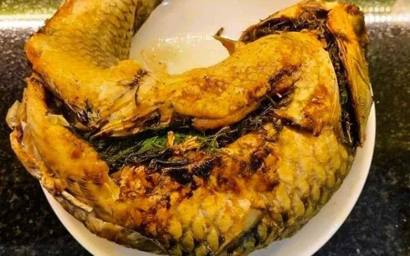 Rau thối nhồi cá nướng. Món rau này nhồi cá nướng cho ra một món ăn mỹ vị cùng Tây Bắc hùng vĩ mà ăn đã từng ăn sẽ khó lòng quên được. Mùi thơm và đặc trưng của rau cùng các gia vị nơi đây kết hợp với vị giòn rụm của da cá, tươi ngon của thịt cá làm xiêu lòng biết bao thực khách.