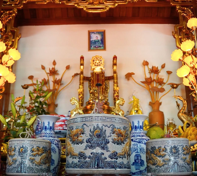 Việc lau dọn ban thờ vẫn luôn rất quan trọng nên không thể tùy tiện và vội vàng làm cho xong chuyện được.