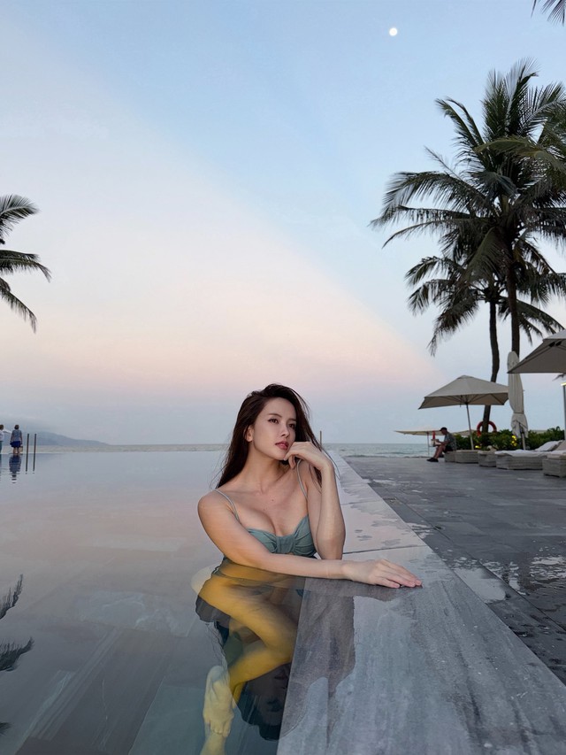 Mới đây, Thiều Bảo Trâm thu hút sự chú ý khi chia sẻ loạt ảnh trong chuyến nghỉ dưỡng tại một khu resort ven biển. Mùa hè của em tới rồi, cô viết trên trang cá nhân.