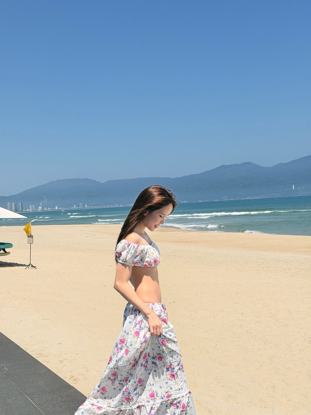 Ngày 1/3, Thiều Bảo Trâm cũng chia sẻ hình ảnh chuyến đi đầu năm tại bãi biển ngập tràn ánh nắng và sắc xanh của nước biển.