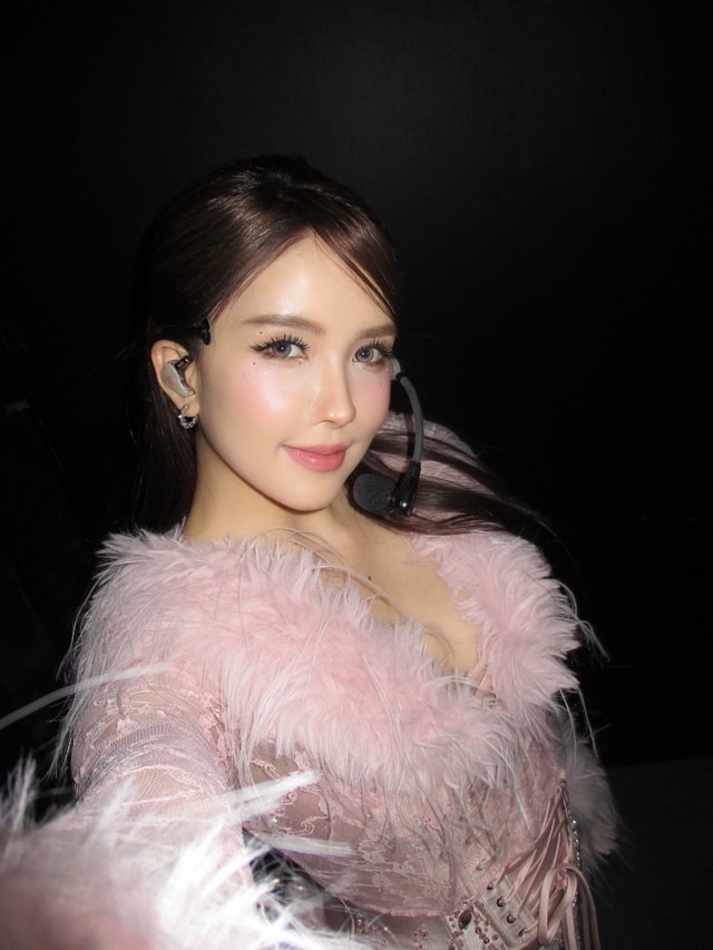 Thiều Bảo Trâm sinh năm 1994, gia nhập showbiz từ năm 2013. Cô là một trong những nghệ sĩ nổi bật của Chị đẹp Đạp gió 2024, gây chú ý nhờ ngoại hình sáng và giọng hát tốt. (Ảnh FBNV)