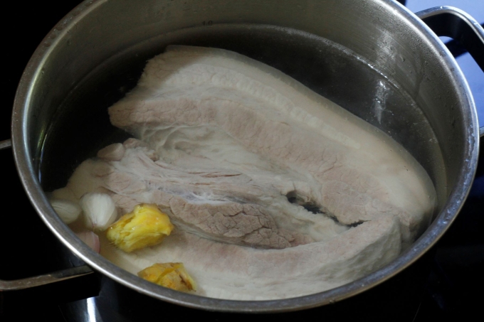 Người nội trợ có thể dùng nước luộc thịt để nấu canh rau củ, nấu cháo hoặc làm nước dùng cho bún, miến. Ảnh: Bùi Thủy