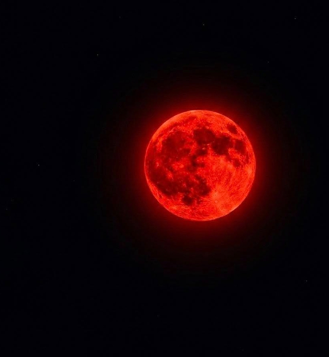 Mặt Trăng chuyển màu đỏ kỳ ảo trong nguyệt thực toàn phần tối 3/3.