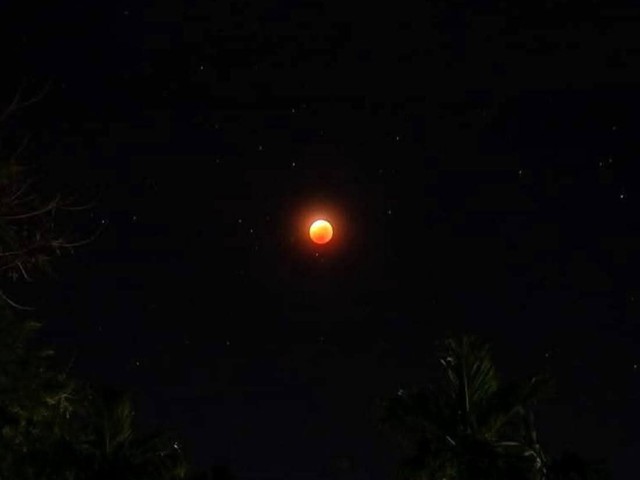 Mặt Trăng đỏ nổi bật trên nền trời đêm trong hiện tượng nguyệt thực toàn phần.