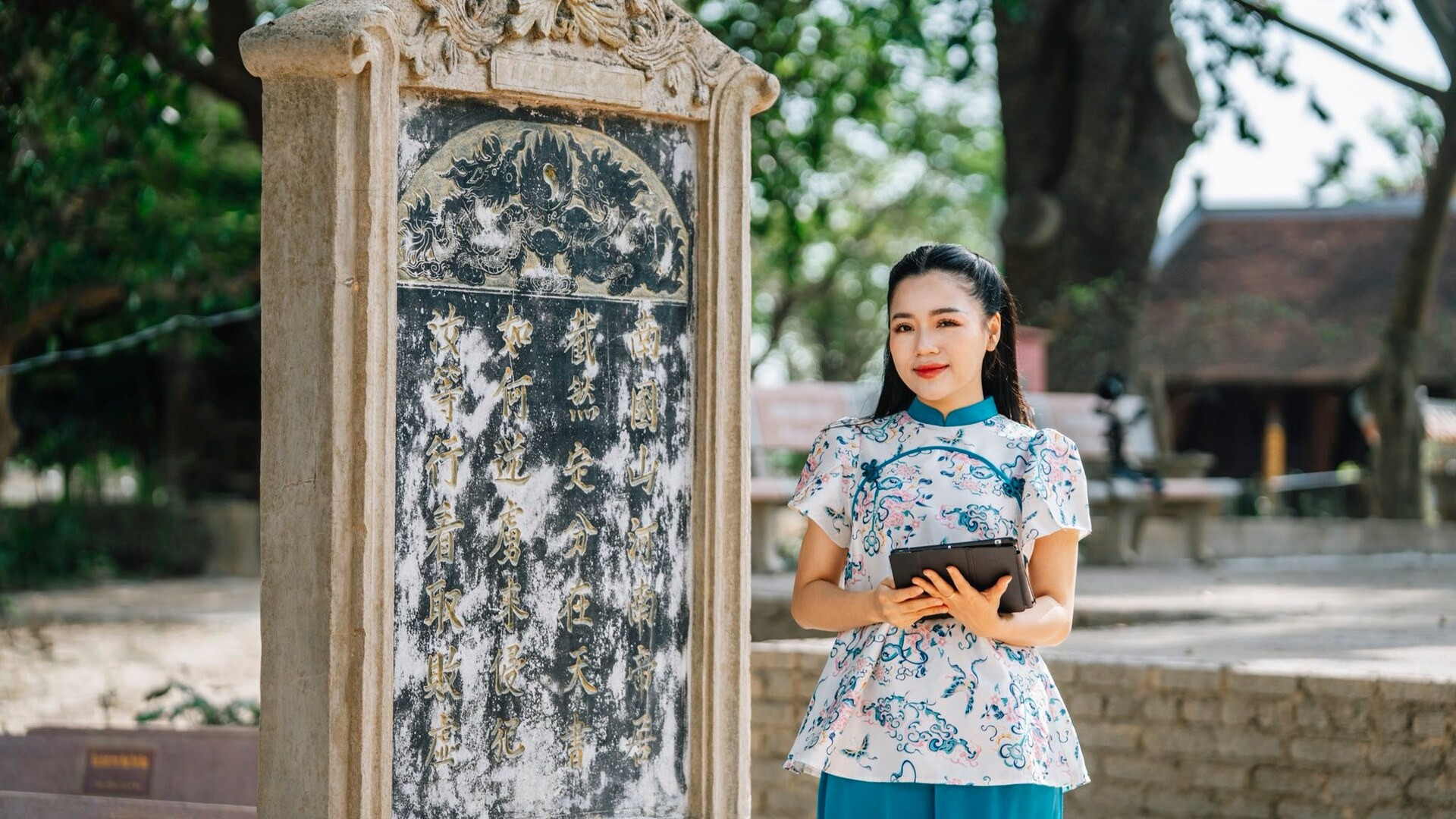 Tại ngôi đền có bia đá khắc bài thơ Thần Nam quốc sơn hà. Ảnh: Go To Bac Ninh